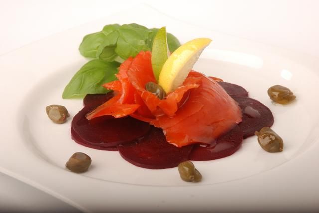 Wędzony łosoś na carpaccio z buraków  Wędzony łosoś na carpaccio z buraków