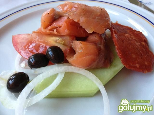 Wędzony łosoś na melonie z nutką chorizo Wędzony łosoś na melonie z nutką chorizo