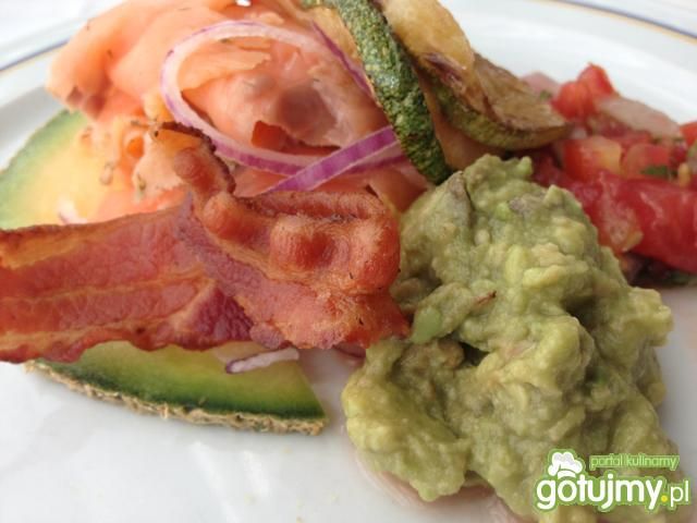 Wędzony łosoś z bekonem i awokado. Wędzony łosoś z bekonem i awokado.