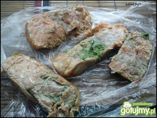 Wędzony łosoś ze szpinakiem i marchewką