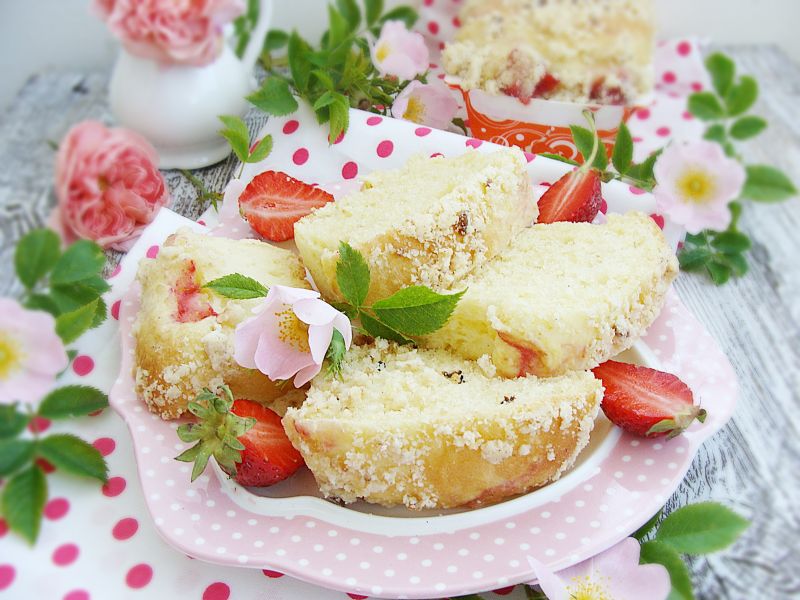 Weekendowe drożdżowe ciasto z truskawkami