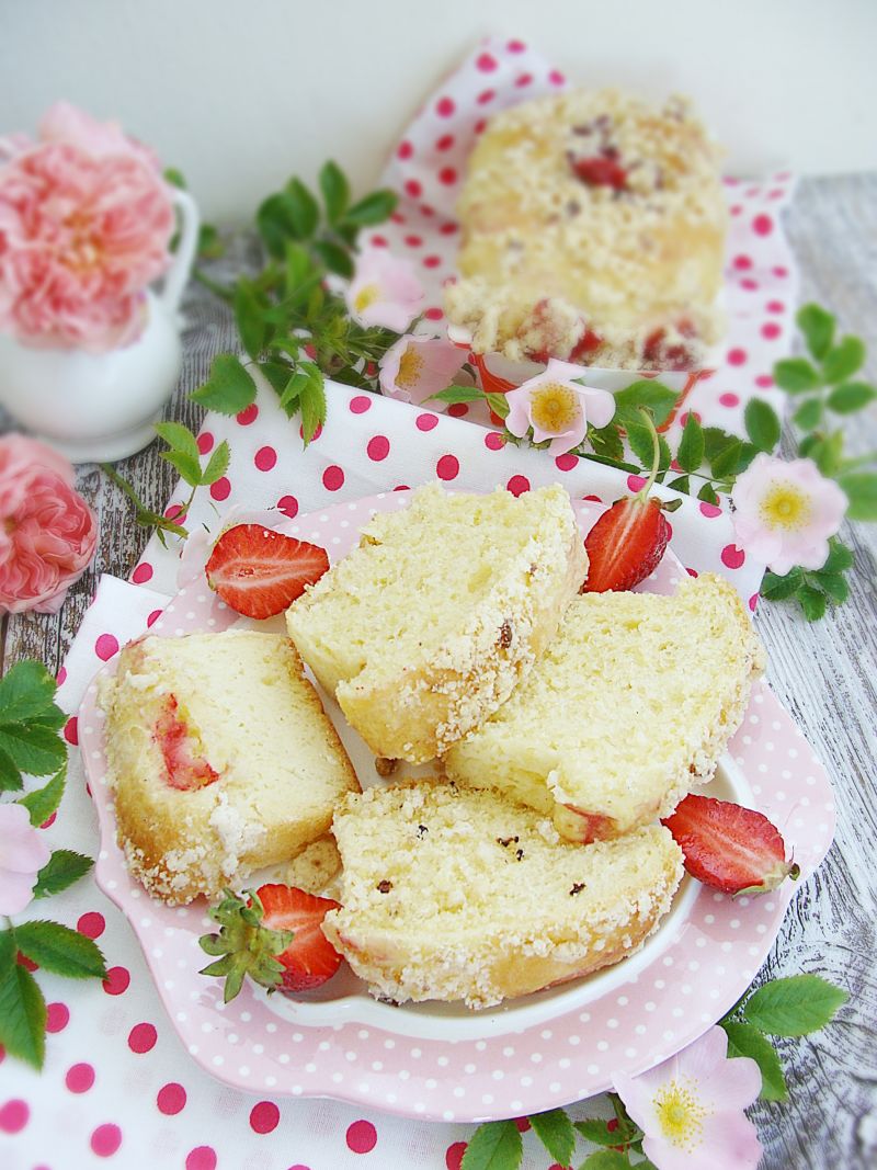 Weekendowe drożdżowe ciasto z truskawkami