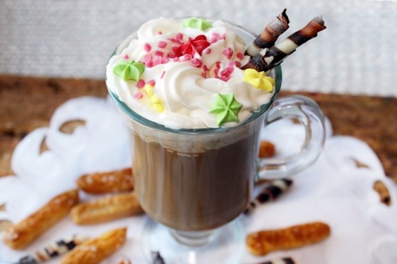 Wegańska kawa orzechowa z kokosową bitą śmietaną Wegańska kawa orzechowa z kokosową bitą śmietaną