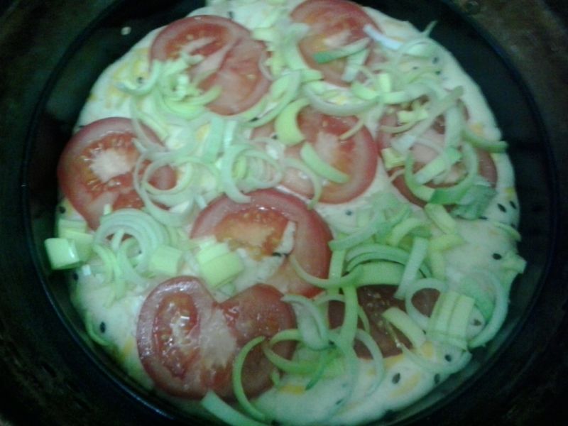 Wegańska pizza z pomidorem oraz porem i dynią 