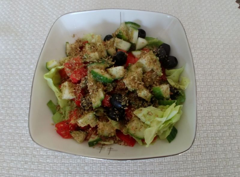 Wegańska sałatka a'la grecka Wegańska sałatka a'la grecka