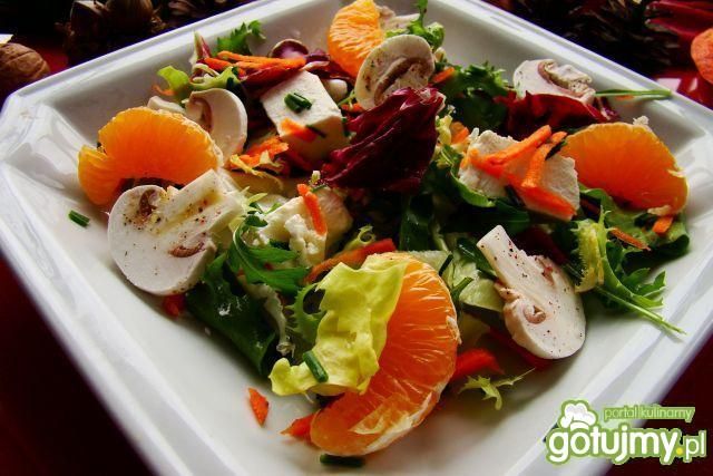 Wegańska sałatka z tofu i mandarynką  Wegańska sałatka z tofu i mandarynką
