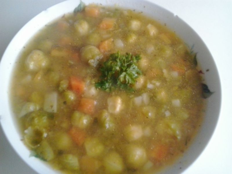 Wegańska zupa warzywna z dynią hokkaido, brukselką Wegańska zupa warzywna z dynią hokkaido, brukselką