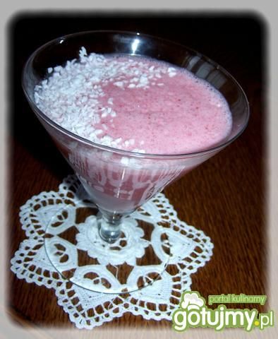 Wegański koktajl truskawkowo-kokosowy.