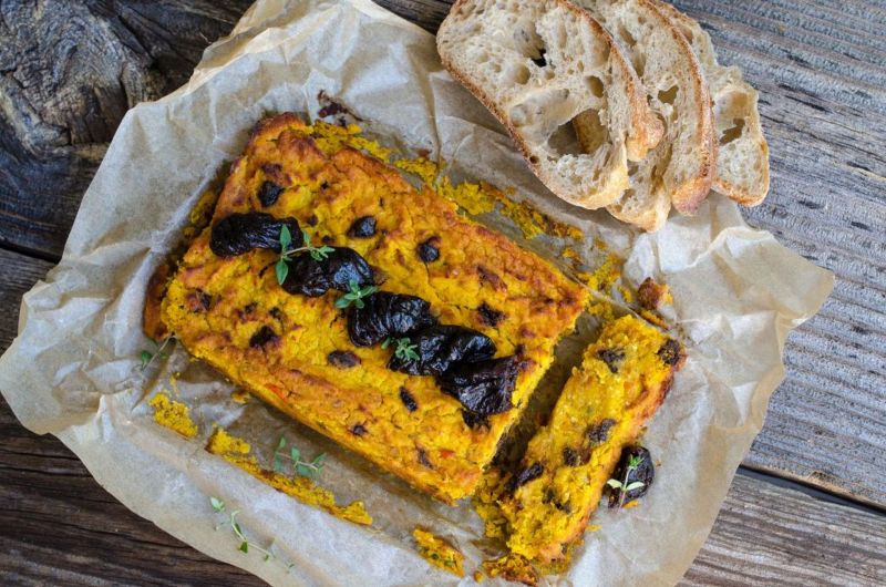 Wegański pasztet z dyni i soczewicy ze śliwkami kalifornijskimi Wegański pasztet z dyni i soczewicy ze śliwkami kalifornijskimi