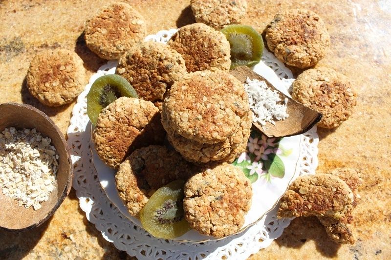 Wegańskie ciastka owsiano-słonecznikowe z kiwi Wegańskie ciastka owsiano-słonecznikowe z kiwi