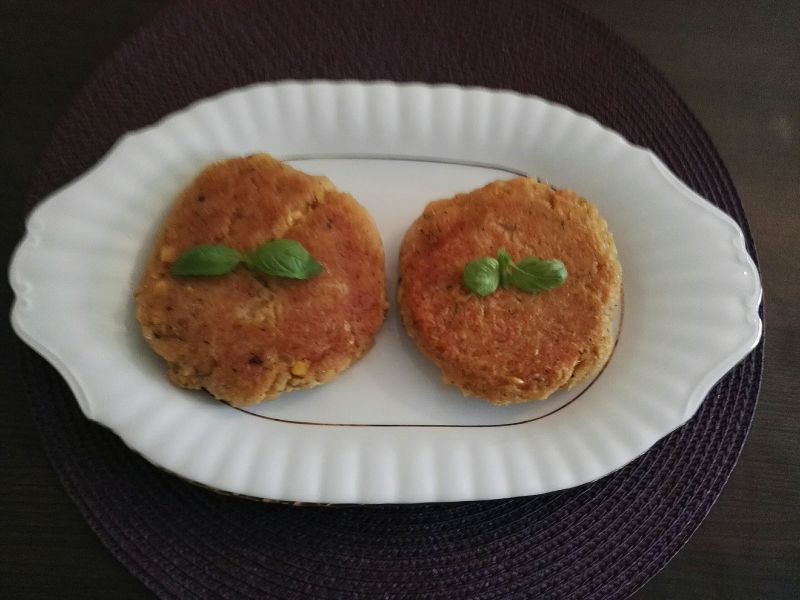 Wegańskie kotlety z ciecierzycy i kukurydzy