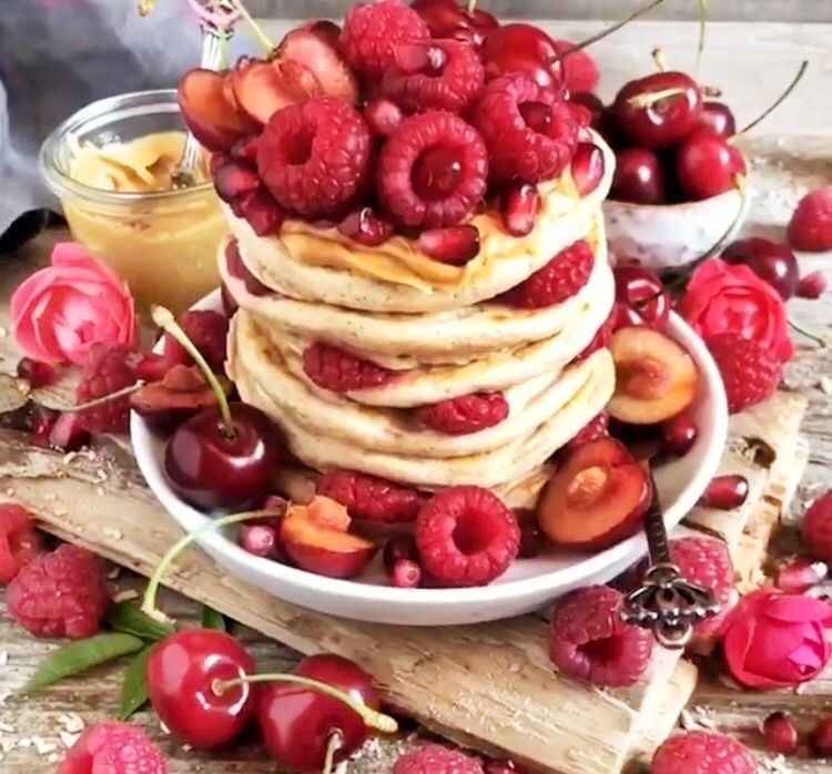 Wegańskie pancakesy z malinami i wiśniami Wegańskie pancakesy z malinami i wiśniami