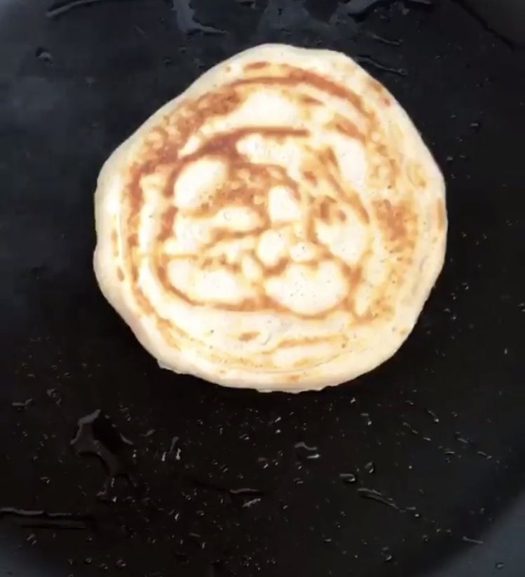 Wegańskie pancakesy z malinami i wiśniami