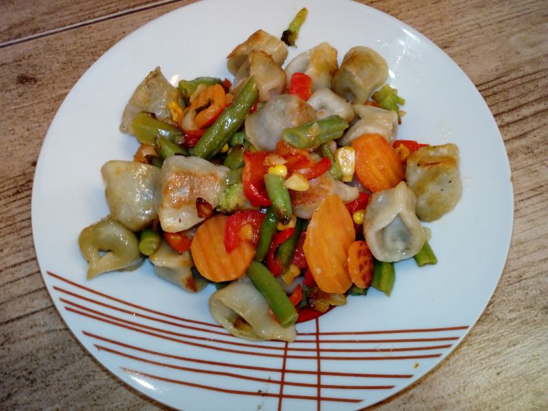 Wegetariańska patelnia z uszkami Wegetariańska patelnia z uszkami