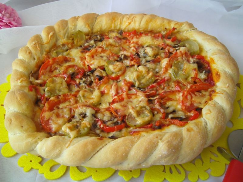 Wegetariańska pizza z chrupiącym brzegiem