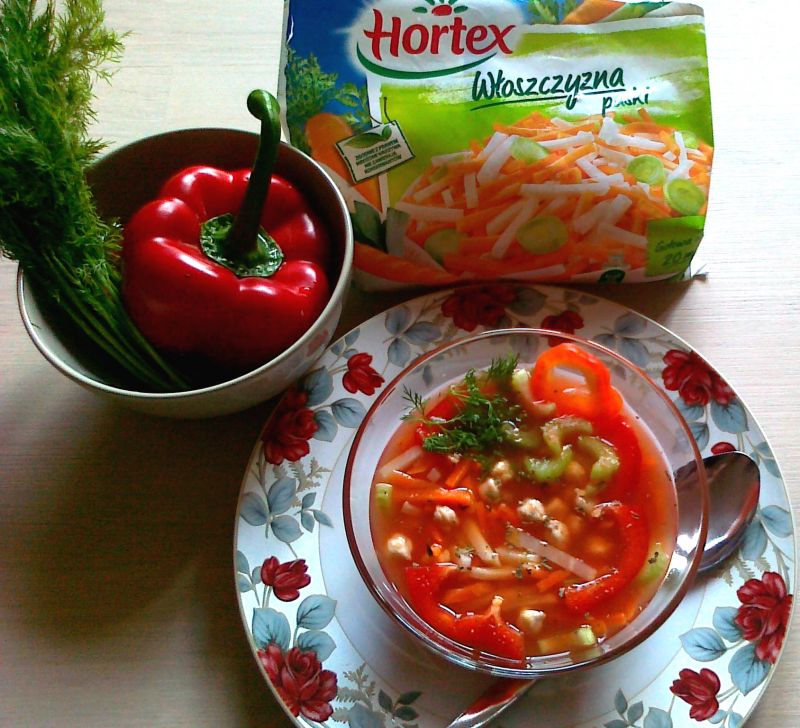 Wegetariańska zupa Minestrone z ciecierzycą Wegetariańska zupa Minestrone z ciecierzycą