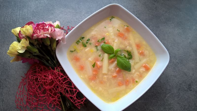 Wegetariańska zupa z białych szparagów