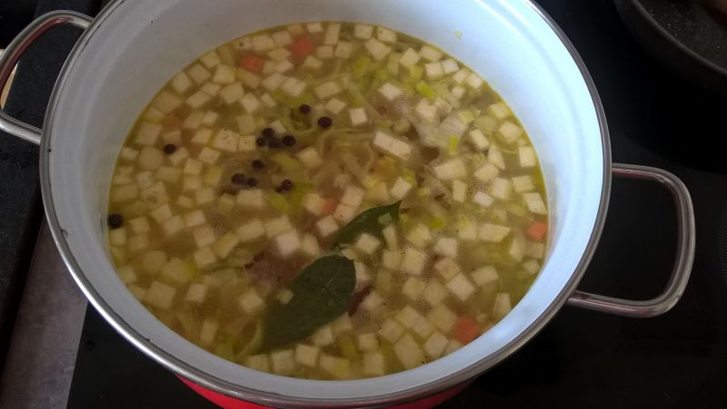 Wegetariańska zupa z białych szparagów