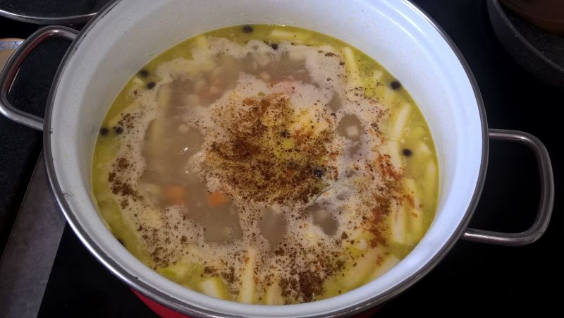 Wegetariańska zupa z białych szparagów