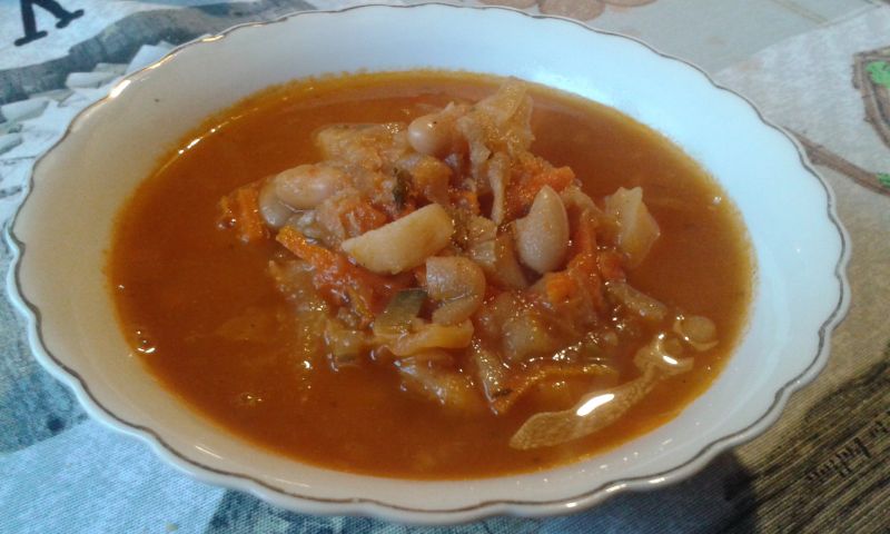 Wegetariański barszcz z młodą kapustą Wegetariański barszcz z młodą kapustą