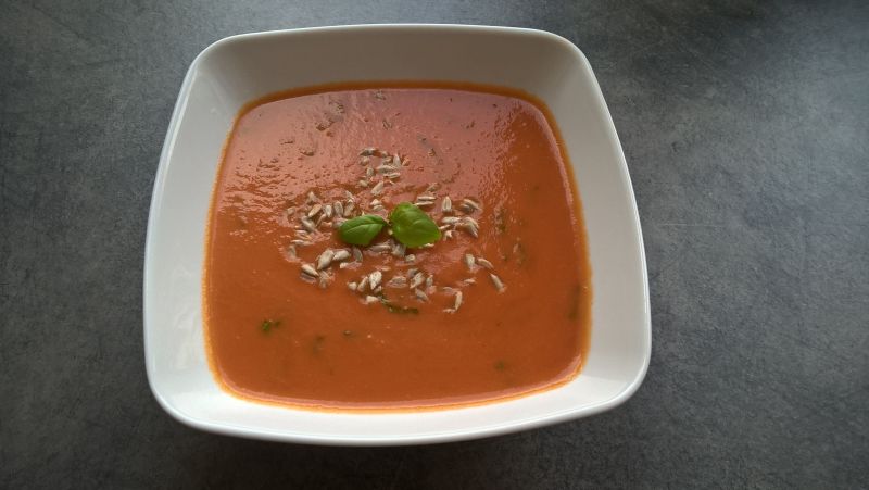 Wegetariański krem pomidorowy ze świeżą bazylią