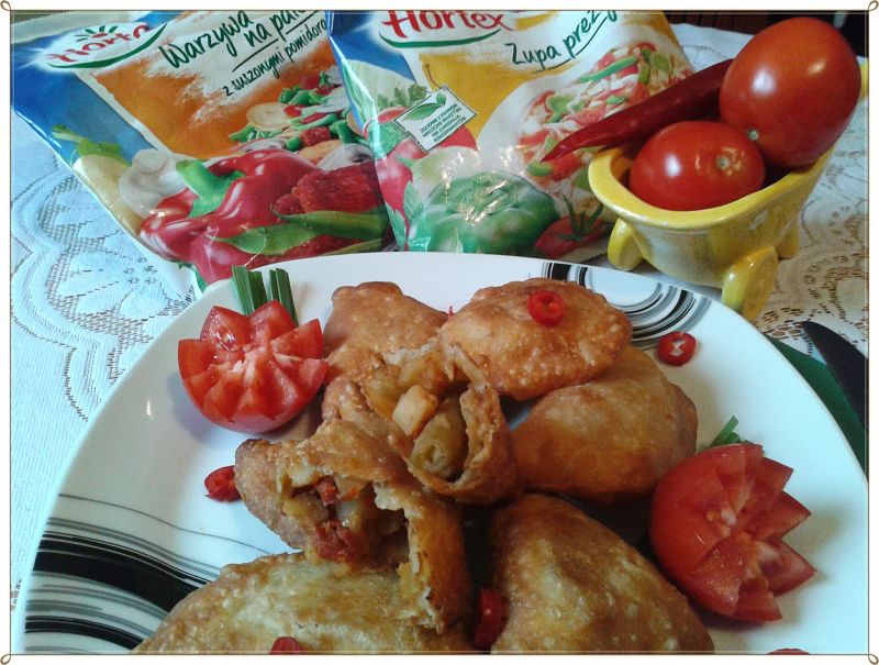 Wegetariańskie empanadas na zaparzonym cieście Wegetariańskie empanadas na zaparzonym cieście