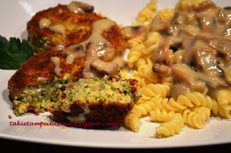 Wegetariańskie kotleciki z sosem pieczarkowym 