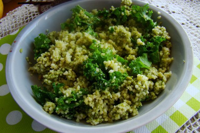 Wegetraiański kuskus z jarmużem