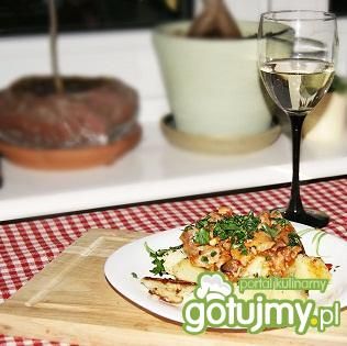 Wegierski gulasz ze smażonymi ziemniakam