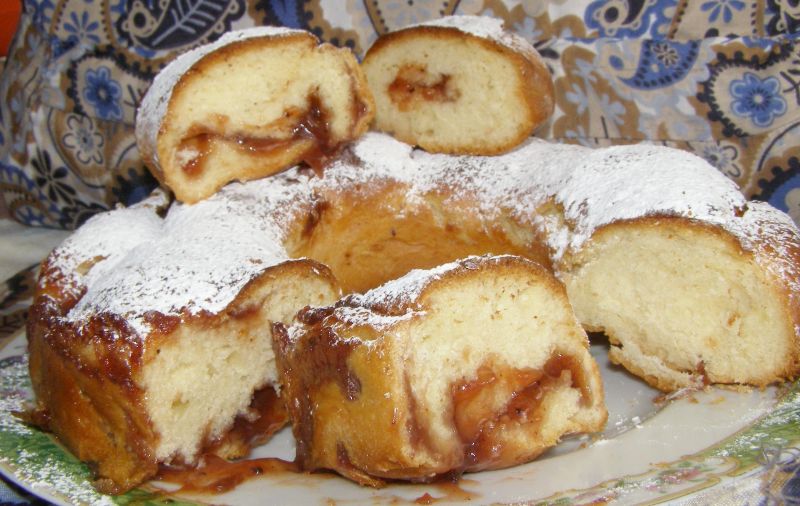 Wianek drożdżowy z marmoladą