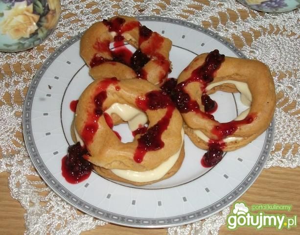 Wianuszki z sosem jagodowym