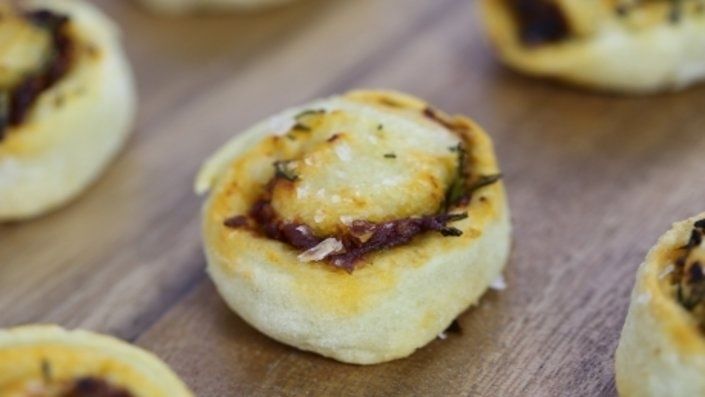 Wiatraczki z ziołami i suszonymi pomidorami Wiatraczki z ziołami i suszonymi pomidorami