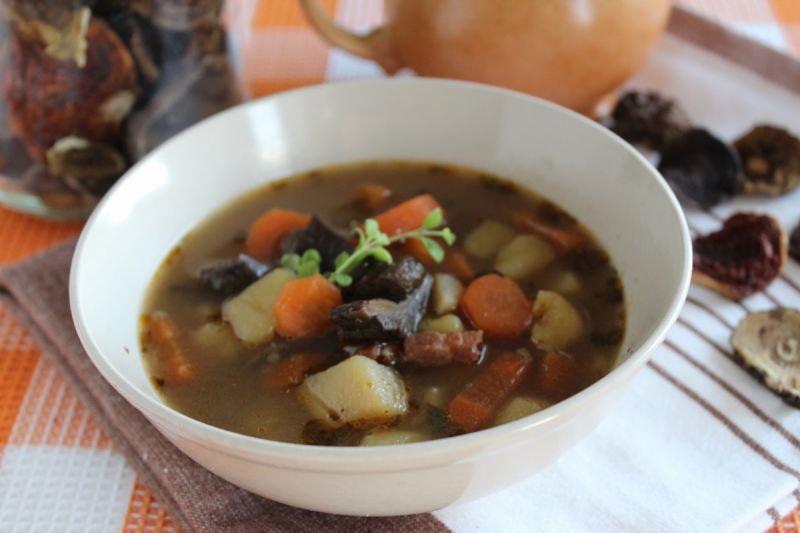 Wiedeńska zupa ziemniaczana z suszonymi grzybami 