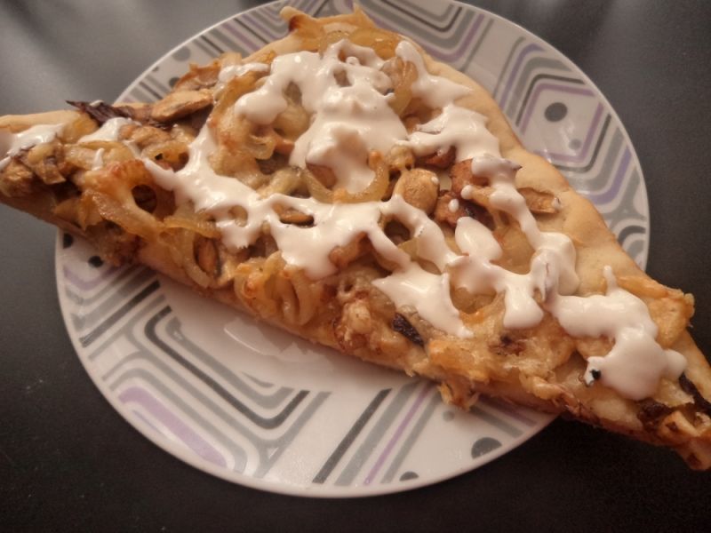 Wiejska pizza z sosem czosnkowym 