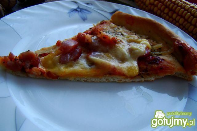 Wiejska pizza z wędzonką  Wiejska pizza z wędzonką