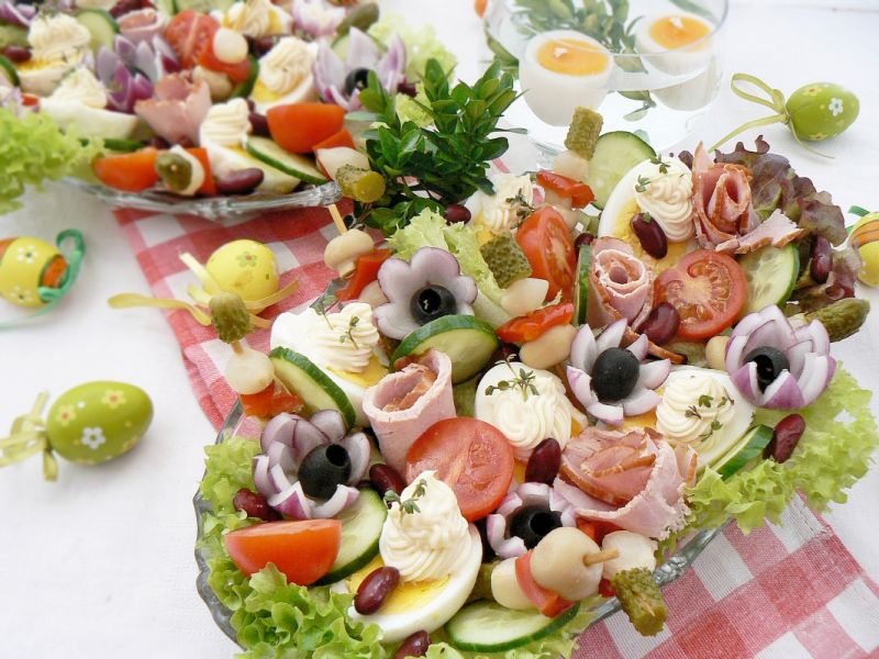 Wielkancona sałatka z szynką i jajem