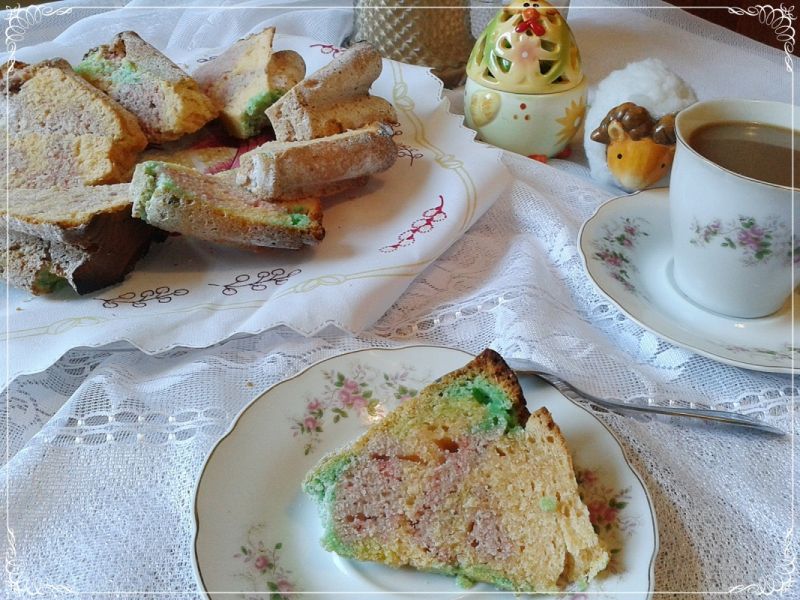 Wielkanocna babka w wiosennych kolorach Wielkanocna babka w wiosennych kolorach