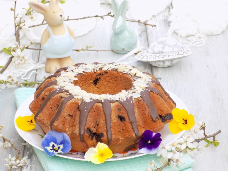 Wielkanocna babka z ajerkoniakiem i czekoladą  