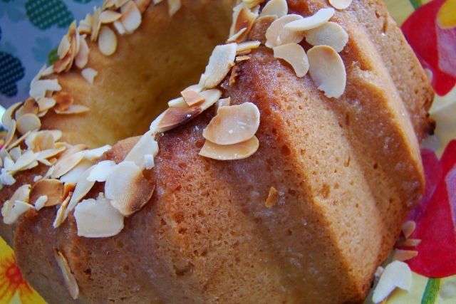 Wielkanocna babka z prażonymi migdałami 