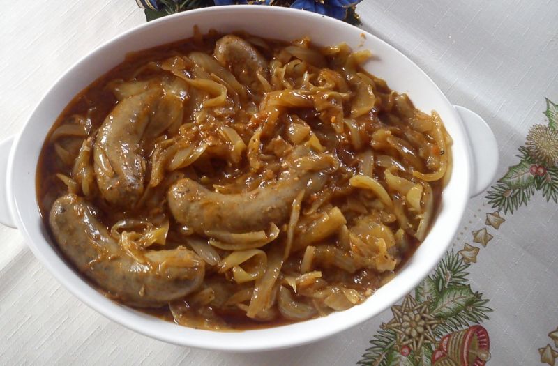 Wielkanocna biała kiełbasa z cebulą Wielkanocna biała kiełbasa z cebulą