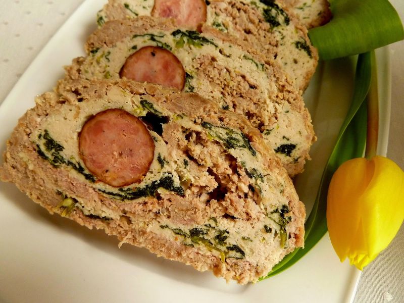 Wielkanocna rola z mięsa mielonego ze szpinakiem