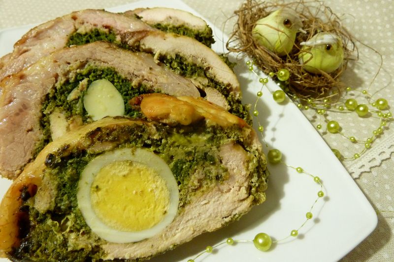 Wielkanocna rolada schabowa z szpinakiem i jajkiem