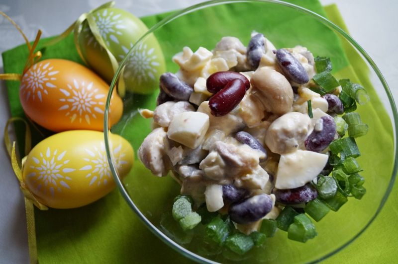 Wielkanocna sałatka śledziowa Wielkanocna sałatka śledziowa