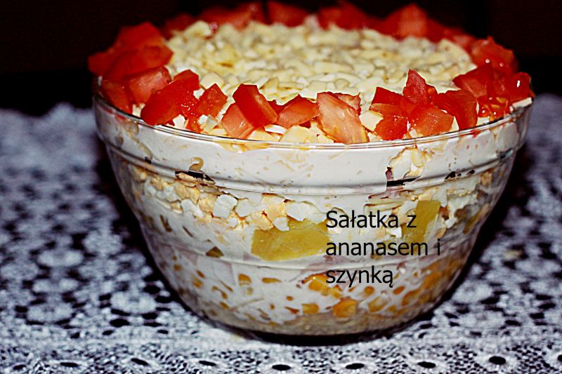 Wielkanocna sałatka z ananasem i szynką Wielkanocna sałatka z ananasem i szynką