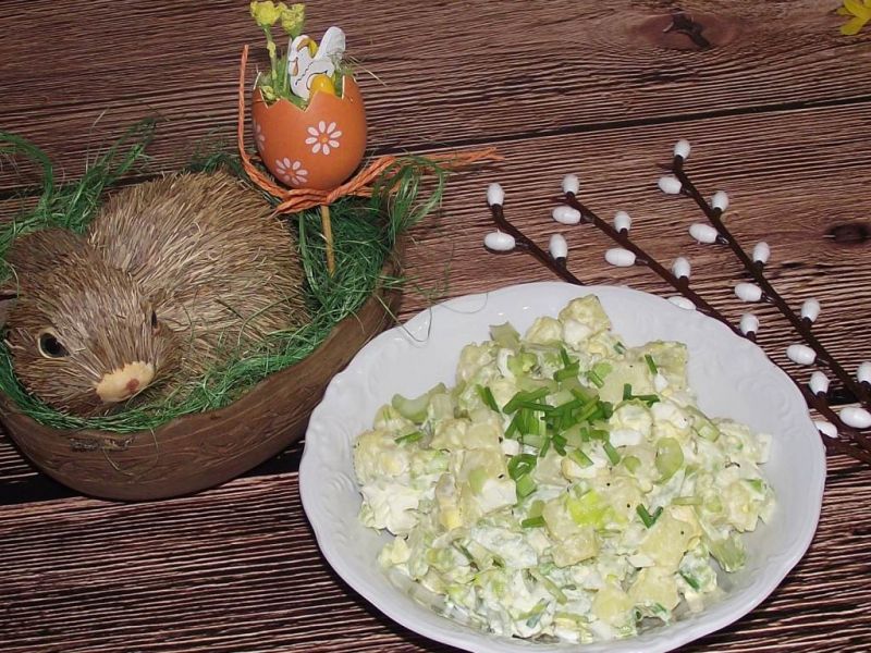 Wielkanocna sałatka ziemniaczana z selerem  Wielkanocna sałatka ziemniaczana z selerem