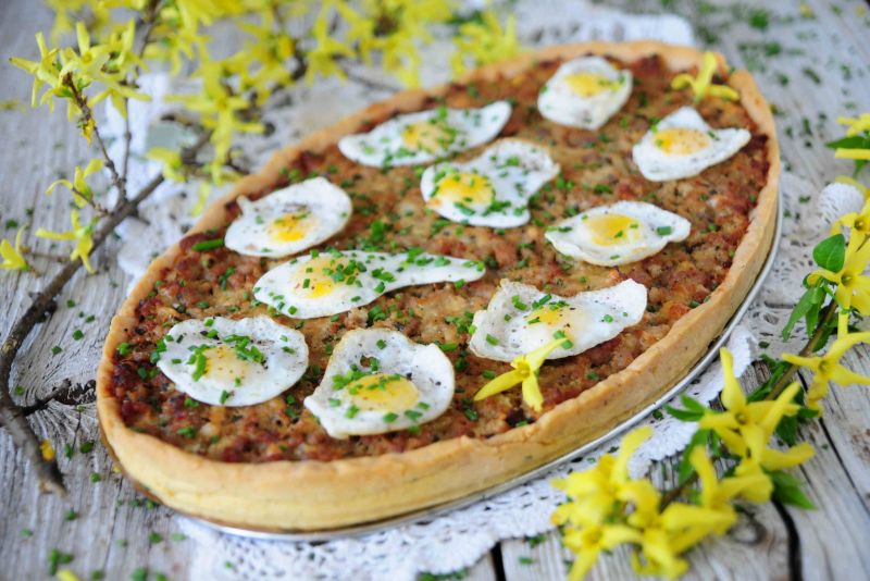 Wielkanocna tarta z sadzonymi jajkami Wielkanocna tarta z sadzonymi jajkami