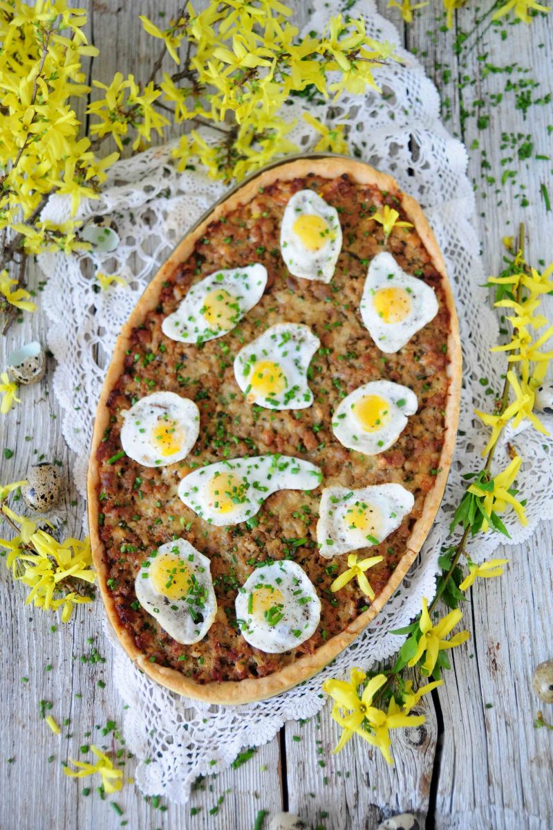 Wielkanocna tarta z sadzonymi jajkami Wielkanocna tarta z sadzonymi jajkami