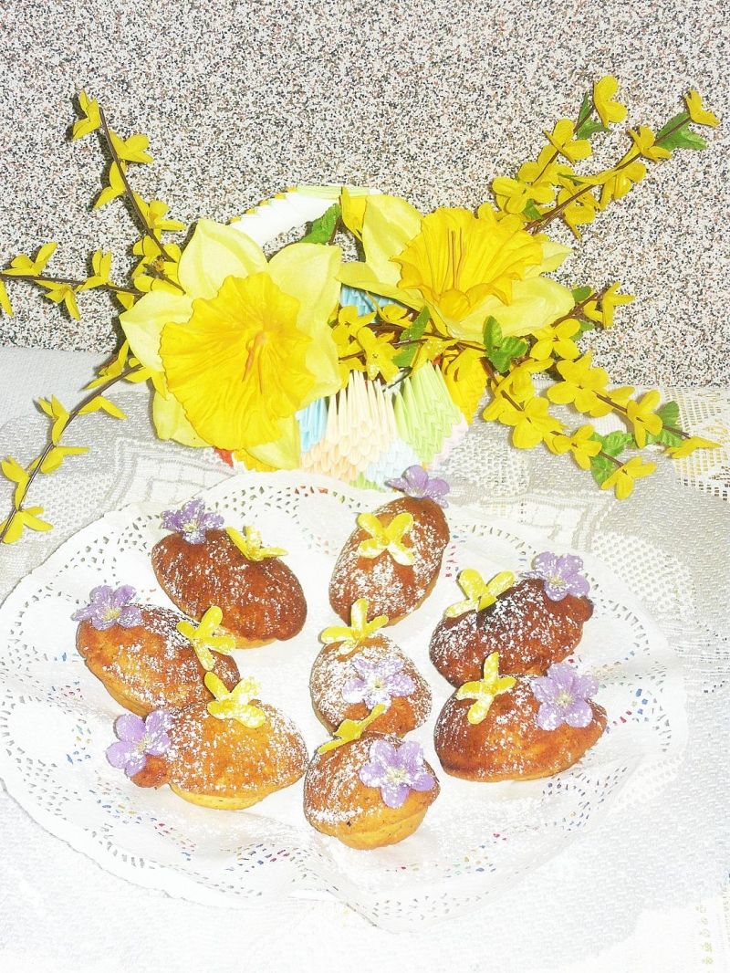 Wielkanocne babeczki orzechowe w kształcie jajek