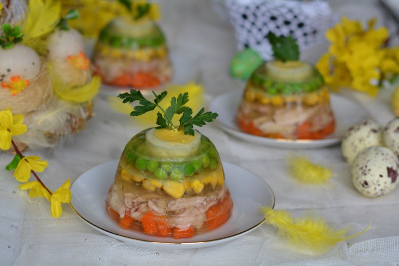 Wielkanocne babeczki z galarety z jajkiem