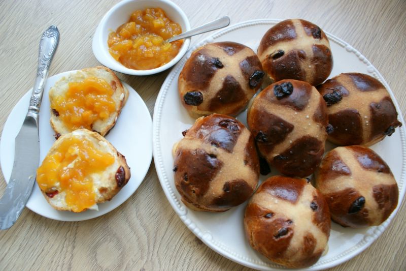 Wielkanocne bułeczki drożdżowe z żurawiną